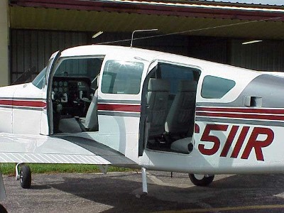 Another photo of N6511R at her former home in Arkansas. Nice paint. Nice interoir.